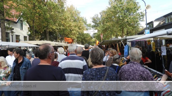 Duizenden op Zuidlaardermarkt in Zuidlaren(Video) | Meternieuws.nl