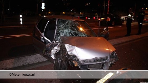 Zwaar gewond na botsing tegen boom in Groningen. Zwaar gewond na botsing tegen boom in Groningen.