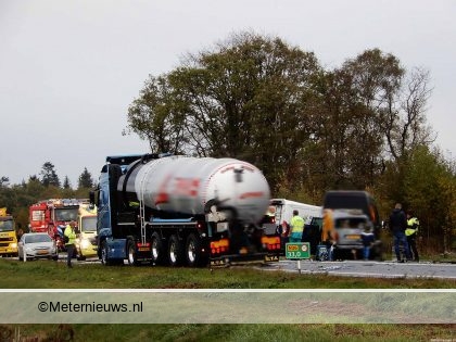 Ravage op de N36 na ongeval tussen 2 bedijfsbusjes, 3 personen auto’s en tankwagen. Ravage op de N36 na ongeval tussen 2 bedijfsbusjes, 3 personen auto’s en tankwagen.