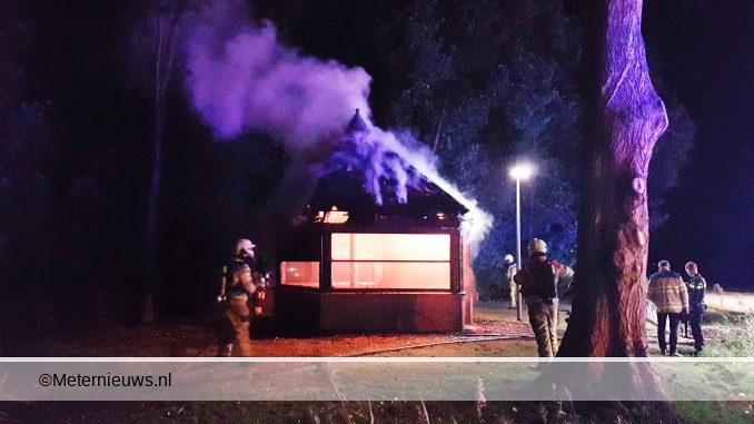rietgedekt pgebouwtje in de brand Vinkenbuurt