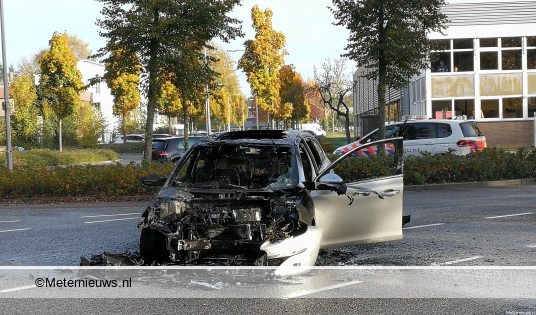 Auto vliegt in brand na ongeval Dedemsvaart.