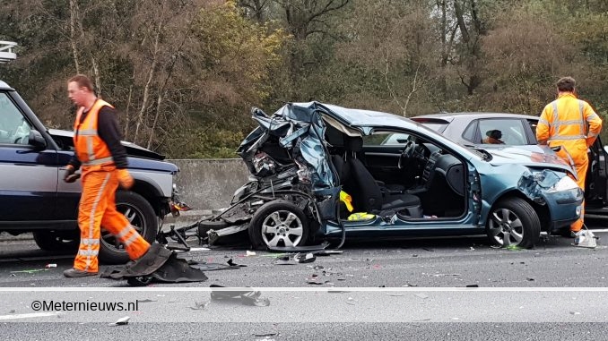 AUTOS BOTSEN OP DE A28 BIJ VRIES3