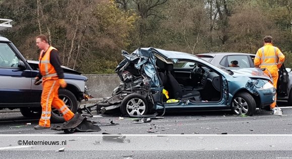 Frontale botsing tussen twee autos in Dedemsvaart, geen gewonden. Frontale botsing tussen twee autos in Dedemsvaart, geen gewonden.