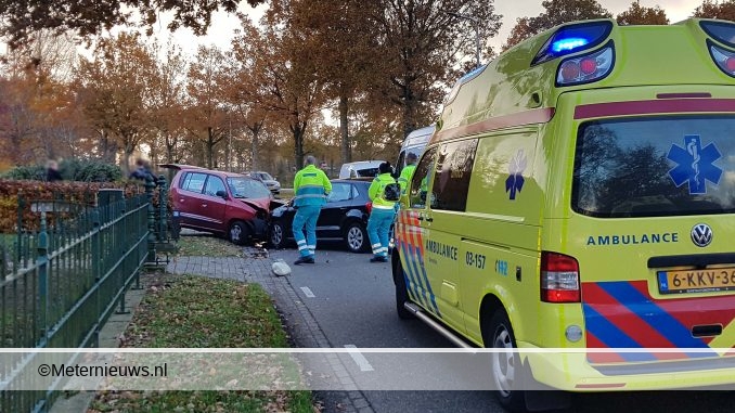 AUTOS FRONTAAL MET TWEE GEWONDEN IN IJHORST3