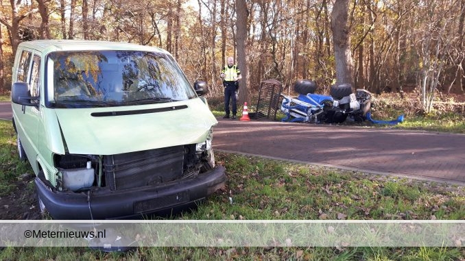 BUSJE RIJDT OP GEVALLEN MINISHOVEL