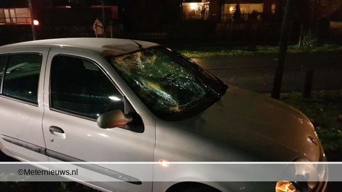 FIETSER BOTST OP AUTO IN ASSEN