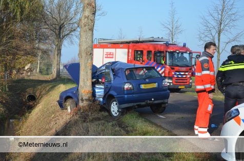Ernstig gewonde na aanrijding met boom in Onstwedde.