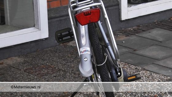Fietsster gewond na botsing tegen auto in Dedemsvaart. Fietsster gewond na botsing tegen auto in Dedemsvaart.