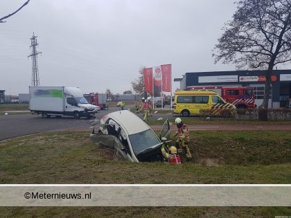 Gewonde na aanrijding tussen vrachtwagentje en auto in Hardenberg. Gewonde na aanrijding tussen vrachtwagentje en auto in Hardenberg.