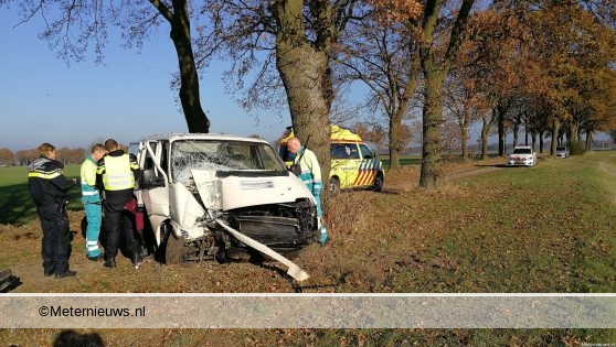 Twee gewonden na ongeval in Oosterhesselen. Twee gewonden na ongeval in Oosterhesselen.