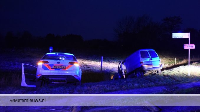 politieauto crasht na achtervolging in bellingwolde