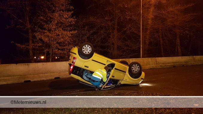 rondweg emmen auto op de kop