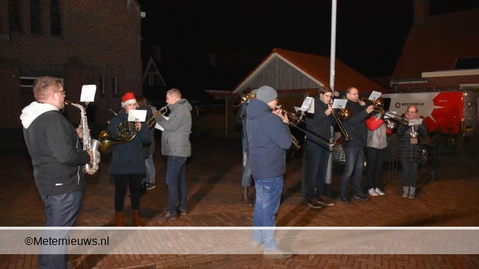 MUZIEKORPS DOOR DE STRATEN OP KERSTOCHTEND