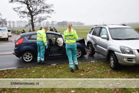 Twee gewonden na botsing tussen twee auto’s in Peizermade. Twee gewonden na botsing tussen twee auto’s in Peizermade.