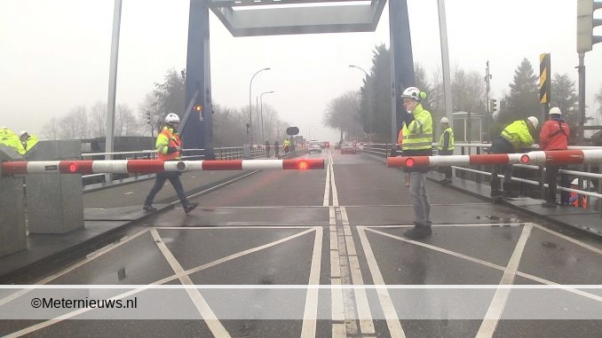 Binnenvaartschip ramt brug Groningen