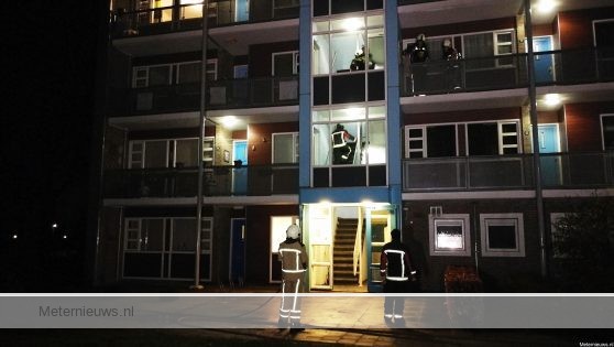 Kaarsje voor het raam zorgt voor brandgerucht en ontruiming in