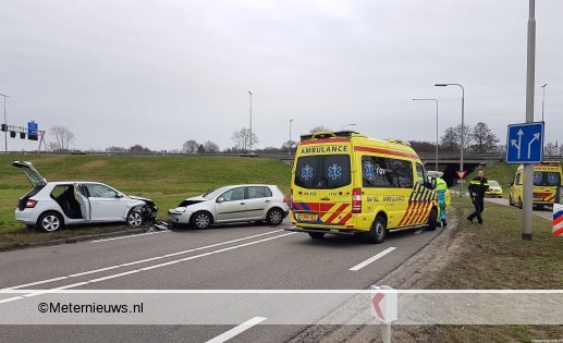 Dode en twee gewonden na frontale aanrijding in Zwolle. Dode en twee gewonden na frontale aanrijding in Zwolle.