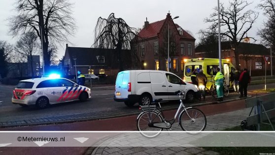 Fietsster gewond na botsing tegen auto in Hoogeveen. Fietsster gewond na botsing tegen auto in Hoogeveen.