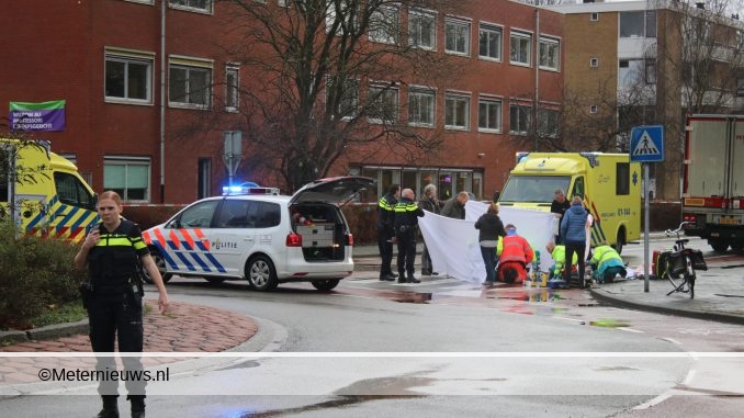 FIETSER GEWOND NA BOTSING VRACHTWAGEN IN GRONINGEN
