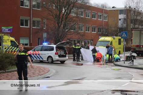 Fietsster zwaar gewond na botsing tegen vrachtwagen in Groningen. Fietsster zwaar gewond na botsing tegen vrachtwagen in Groningen.