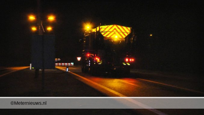 STROOIWAGENS IN DRENTHE OP DE WEG GLADHEID CODE GEEL
