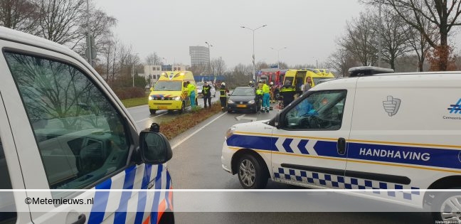 Brandweer haalt vrouw uit auto na aanrijding in Assen. Brandweer haalt vrouw uit auto na aanrijding in Assen.