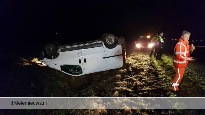 bedrijfsbusjeover de kop in Nieuw Weerdinge