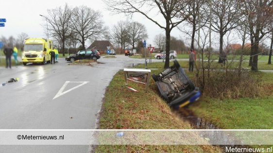 Auto op vluchtheuvel na botsing in Drachtercompagnie. Auto op vluchtheuvel na botsing in Drachtercompagnie.