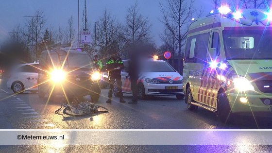 Fietser gewond an botsing tegen auto in Hoogeveen. Fietser gewond an botsing tegen auto in Hoogeveen.