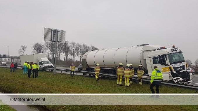 vrachtwagens botsen op de A28 bij Staphorst