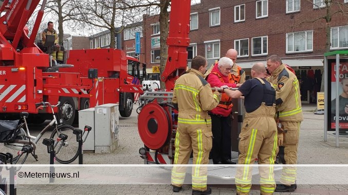 LIFT WEIGERT VROUW DOOR BRANDWEER UIT FKAT GEHAALD WEGEN CREMATI