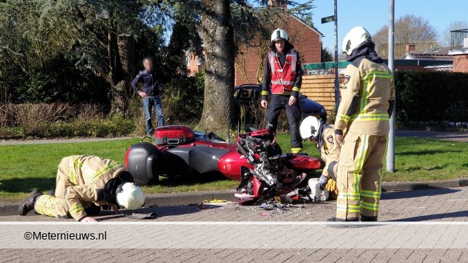 motor rijdt tegen achterzijde auto in Assen