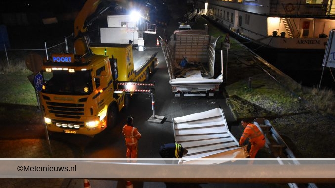 vrachtwagentjetegenviaduktGroningen