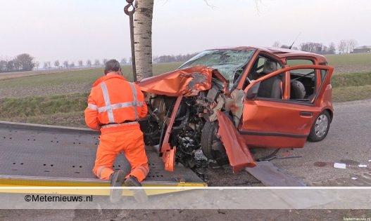 Ernstig ongeval auto boom Zoutkamp.