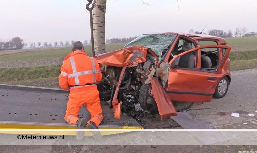 Ernstig ongeval auto boom Zoutkamp. Ernstig ongeval auto boom Zoutkamp.