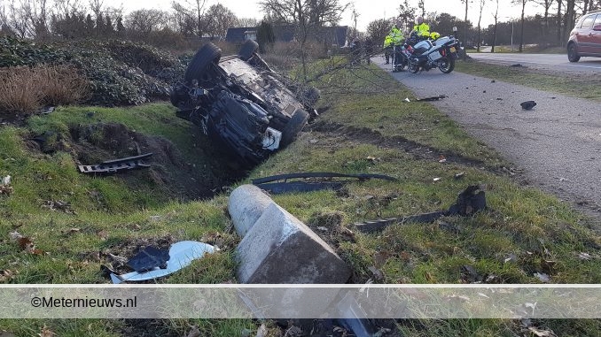 AUTO TEGEN BOOM betonnen paal EN OP DE KOP DE SLOOT IN IN MARIE