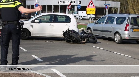 Motorrijder gewond na botsing tegen auto in Groningen. Motorrijder gewond na botsing tegen auto in Groningen.