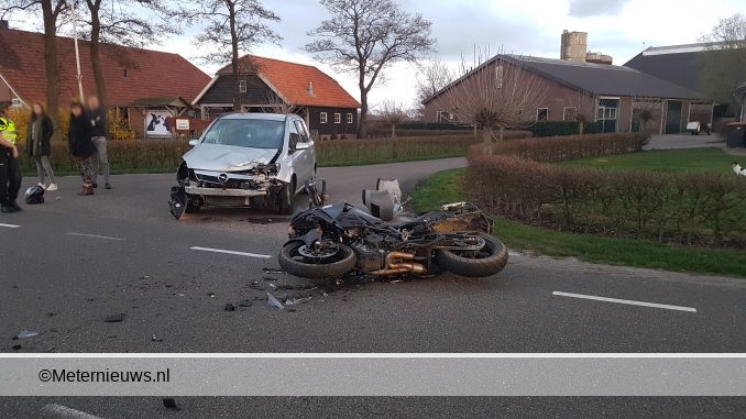 MOTORRIJDER LICHT GEWOND NA BOTSING TEGEN AUTO2