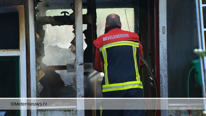 WOONBOOT IN DE BRAND IN DEN HAM