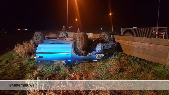 auto op de kop op d a32 bij Steenwijk