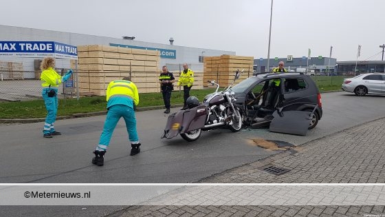 Twee gewonden na aanrijding tussen motorrijder en automobilist in Hoogeveen.