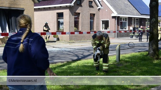 BRANDWEER REDT POES BIJ WONINGBRAND VALTHERMOND