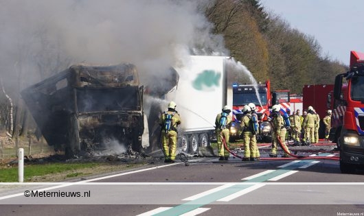 Vrachtwagen brand uit na frontale aanrijding N381 Noord-Sleen. Vrachtwagen brand uit na frontale aanrijding N381 Noord-Sleen.