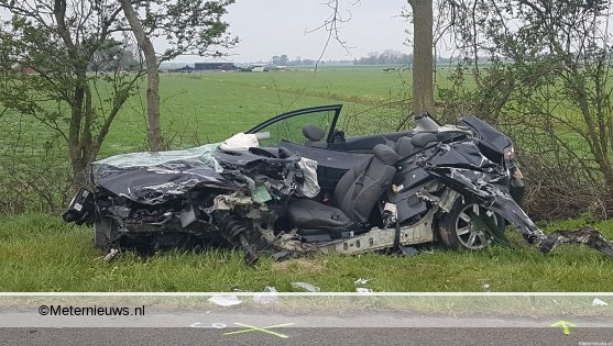 Frontale botsing tussen twee autos op N46 bij Westerwijtwerd. Frontale botsing tussen twee autos op N46 bij Westerwijtwerd.