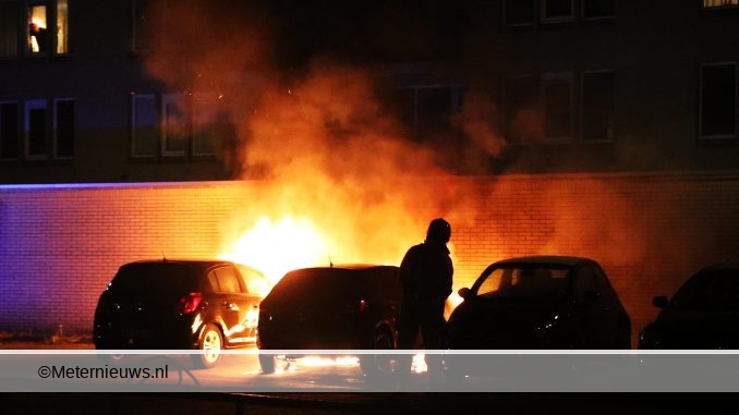 TWEE AUTOS UITGEBRAND IN GRONINGEN2