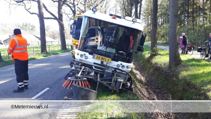 VEEGWAGEN DE SLOOT IN IN PESSE