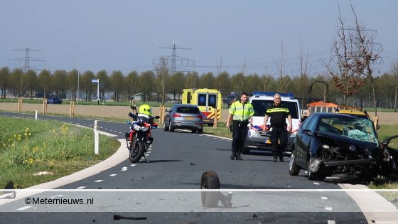 Frontale aanrijding met twee gewonden in Loppersum. Frontale aanrijding met twee gewonden in Loppersum.