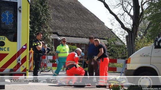 Fietser ernstig gewond na botsing tegen busje in Harkstede. Fietser ernstig gewond na botsing tegen busje in Harkstede.