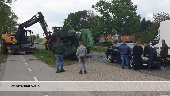 Tractor  op de kant na aanrijding in Huis ter Heide.