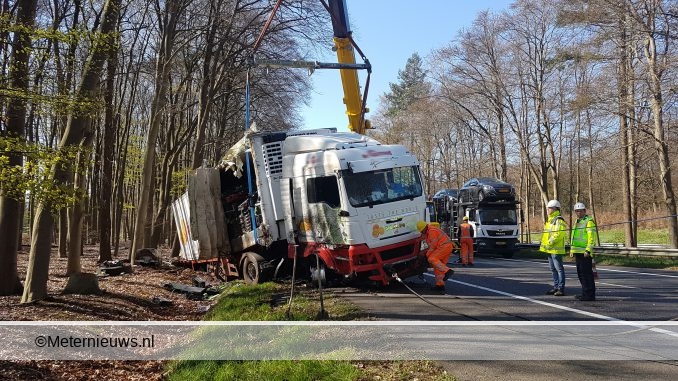 vrachtauto op de kant A28 Dwingeloo Spier